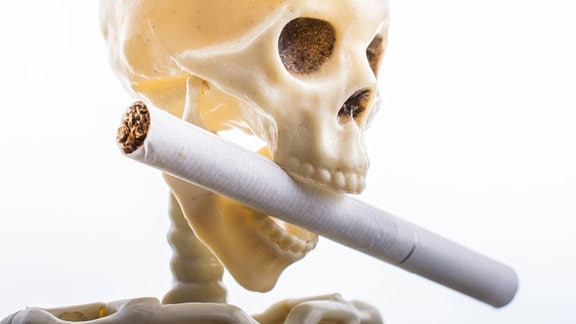 Menschliches Skelett mit Zigarette. 