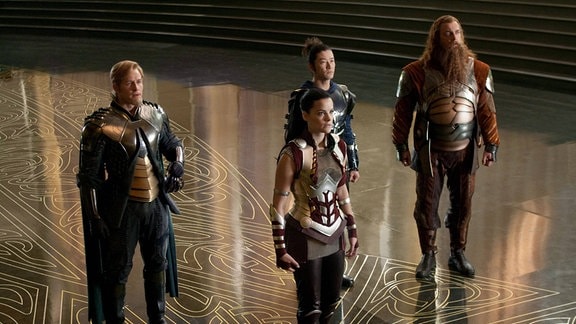 Joshua Dallas, Jaimie Alexander, Tadanobu Asano und Ray Stevenson im Film "Thor" 2011.