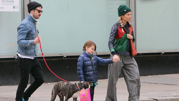 Sienna Miller und Tom Sturridge unterwegs mit Tochter und Hund 