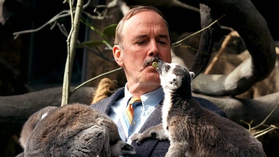 John Cleese mit Lemuren