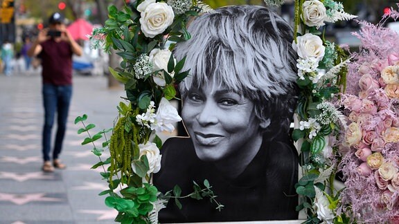 Ein Porträt der verstorbenen Sängerin Tina Turner steht auf ihrem Stern auf dem Hollywood Walk of Fame in Los Angeles.