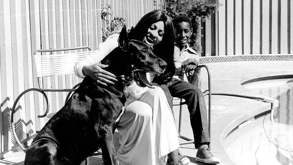 Tina Turner und Sohn Ronnie mit Hund Onyx am Pool ihres Hauses in View Park (Archivbild aus dem Jahr 1972).