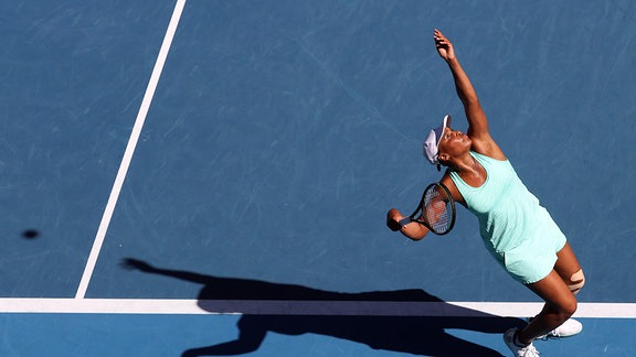 Venus Williams schlägt auf.