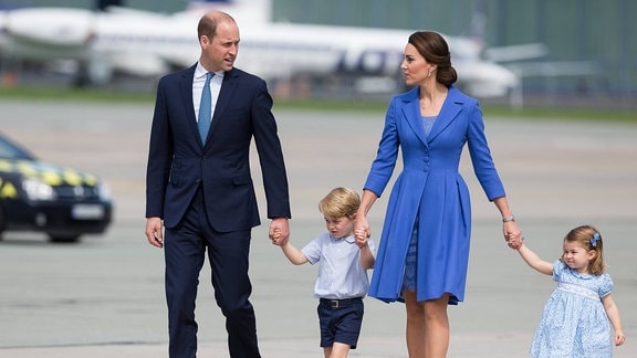 William, Kate mit Kindern an einem Flughafen