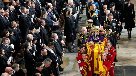 Die britischen Royals hinter dem Sarg von Queen Elizabeth II.