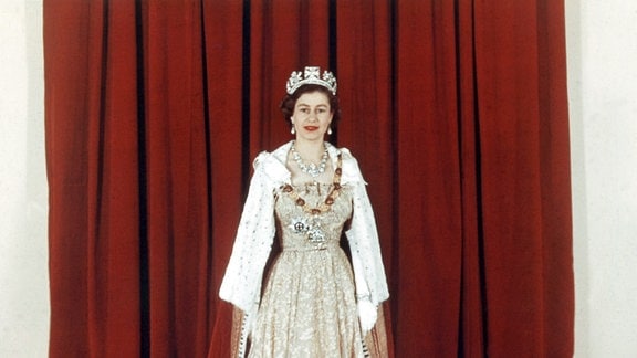Queen Elizabeth II. in feierlichem Ornat am Tag ihrer Krönung.