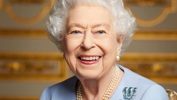 Queen Elizabeth II. lacht.