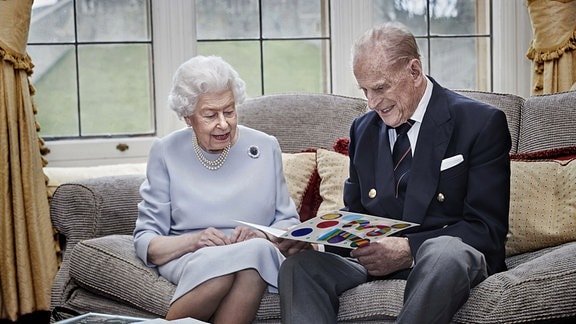 Die britische Königin Elizabeth II. und ihr Ehemann Prinz Philip, Herzog von Edinburgh, sitzen im Oak Room im Schloss Windsor. 