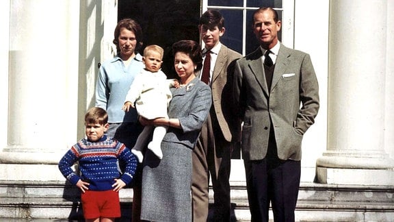 Königin Elizabeth II. und Prinz Philip am 21.4.1965 mit ihren vier Kindern: l-r Prinz Andrew, Prinzessin Anne, Prinz Charles, Prinz Edward auf dem Arm der Queen. 