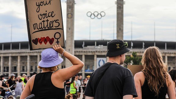 Menschen protestieren in der Nähe des Berliner Olympiastadions gegen ein geplantes Rammstein-Konzert.