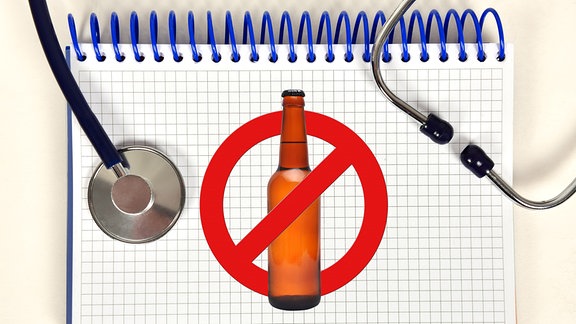 Illustration - Krank durch Alkohol - Bierflasche mit Verbotsschild auf einem Notizblock,  daneben ein Stetoskop