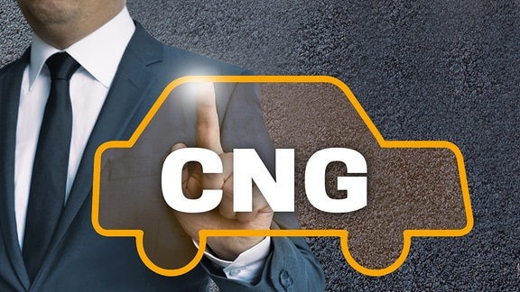 Mann in Anzug an CNG-Auto-Touchscreen 