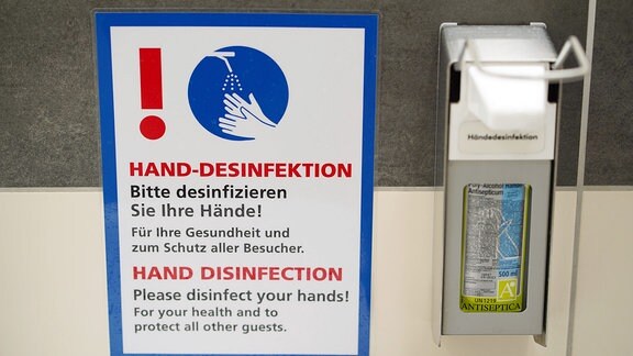 Hinweisschild zur Desinfektion der Hände.