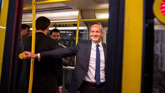 Symbolischer Start des Deutschlandtickets - Bundesminister für Digitales und Verkehr Volker Wissing (C-L) in einer U-Bahn 