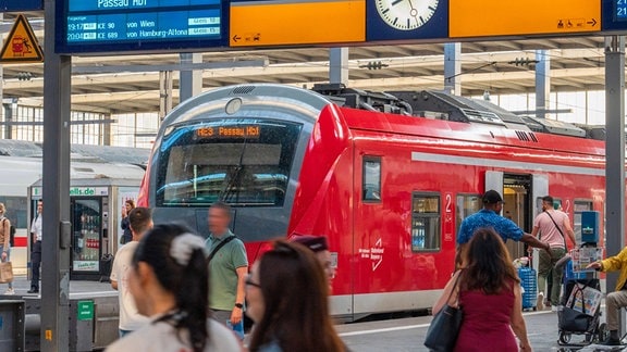 Reisende vor Regionalexpress am Hauptbahnhof München