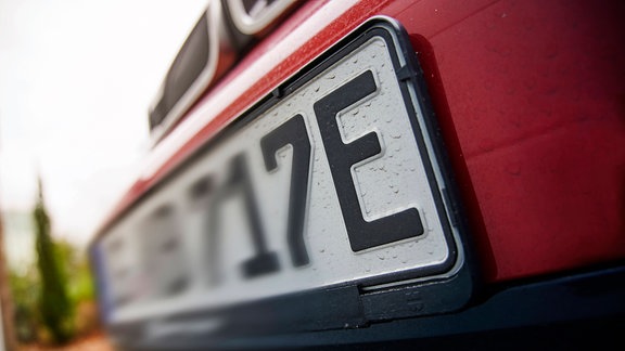 Autokennzeichen mit Endbuchstabe E für ein Elektroauto