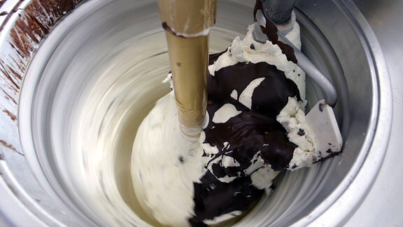 Stracciatella-Eis wird aus Milcheis und Kuvertüre angerührt.