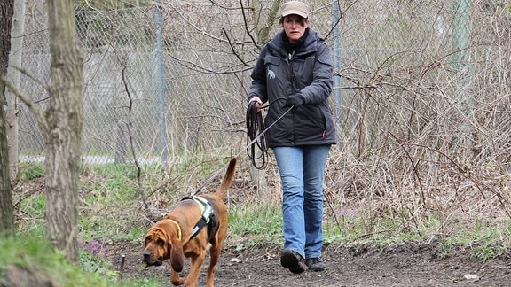 Tanja Weidler mit Suchhund Emma, 2012