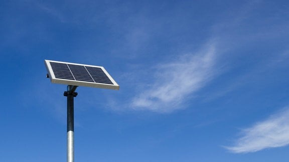 Mini-Solaranlage vor blauem Himmel