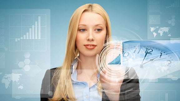 Geschäftsfrau zeigt auf Grafik auf virtuellem Bildschirm.
