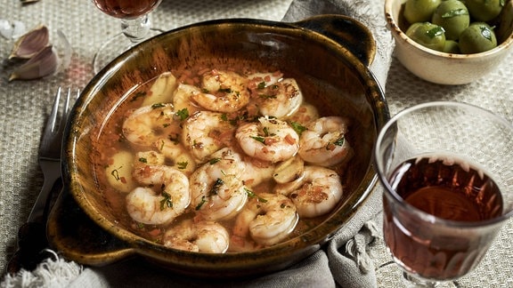 Traditionelle andalusische Scampi mit Knoblauch.
