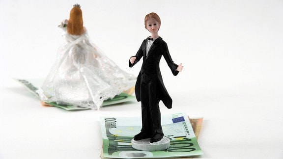 Symbolbild Scheidung - Miniatur-Brautpaar trennt sich und teilt das gemeinsame Vermögen