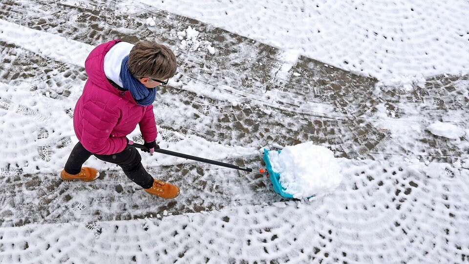 Eis Und Schneedeckewindschutzscheiben- Und -autohaube Nach Schnee