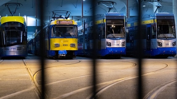 Straßenbahnen stehen in einem Depot der Leipziger Verkehrsbetriebe (LVB) in Leipzig.
