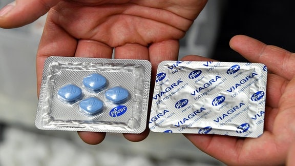 Ein Zollbeamter hält bei einem Pressegespräch am 27.11.2017 in Berlin gefälschte Viagra-Tabletten in den Händen.