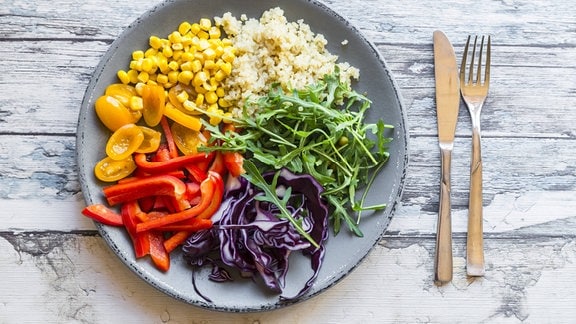 Teller mit buntem Gemüse und Salat
