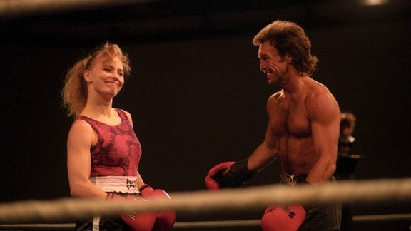 Regina Halmich boxt gegen René Weller (beide Deutschland)