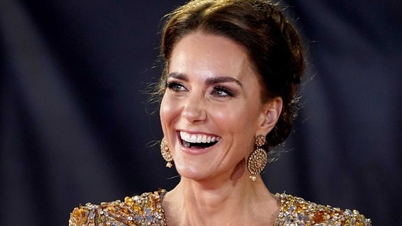 Kate, Herzogin von Cambridge, lacht bei der Ankunft zur Weltpremiere des neuen James Bond Films «No Time To Die» in der Royal Albert Hall.