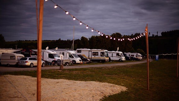 Ein Parkplatz mit Campingmobilen