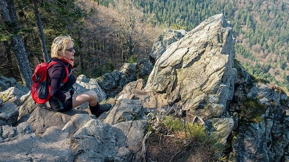Wandererin auf dem Kandelfelsen im Hochschwarzwald