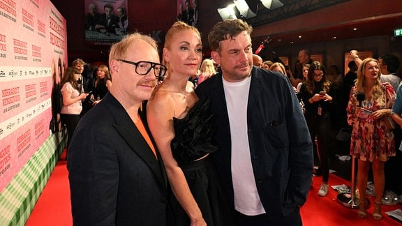 Die Schauspieler Simon Schwarz, (l-r) die Schauspielerin Lisa Maria Potthoff und der Schauspieler Sebastian Bezzel stehen bei der Weltpremiere von "Rehragout Rendezvous" im Mathäser Filmpalast auf dem Roten Teppich.