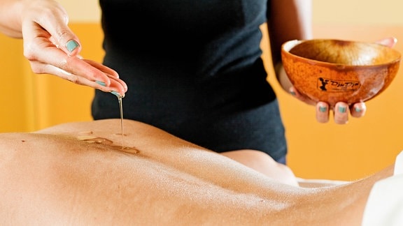 Frau erhält 2011 in einem Spa eine Öl-Massage.