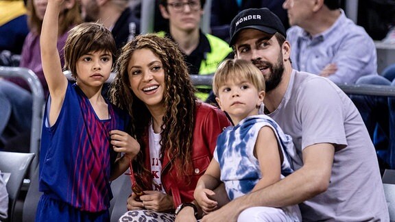 Die kolumbianische Sängerin Shakira mit ihrem Mann Gerard Pique und ihre Kinder.