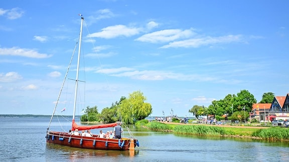 Ein Segelschiff im eine Boddengewässer