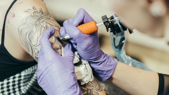 Ein Tattoo wird gestochen
