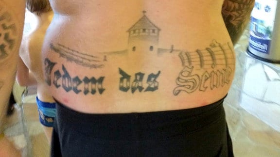 Ein Tattoo mit dem Schriftzug «Jedem das Seine» samt Umrissen eines Konzentrationslagers, aufgenommen Ende November in einen Spaßbad in Oranienburg (Brandenburg).