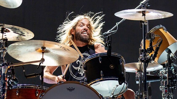 Taylor Hawkins von den Foo Fighters in Aktion am Drumset