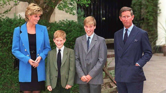 Prinzessin Diana, Prinz Harry, Prinz William und Prinz Charles, 1995
