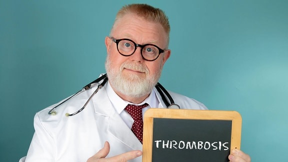 Illustration - Ein freundlicher Herr im Arztkittel weist auf ein Schild mit der Aufschrit "Thrombisis"