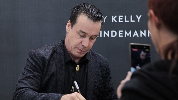  Till Lindemann schreibt ein Autogramm