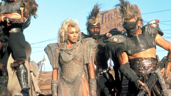 Tina Turner im Film Mad Max beyond Thunderdome zwischen Phantasierittern