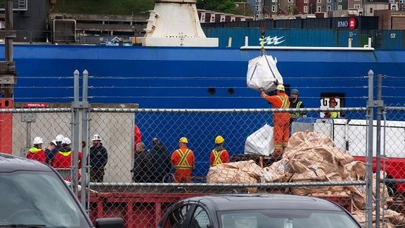 Trümmer des Titan-Tauchboots, das vom Meeresboden in der Nähe des Wracks der Titanic geborgen wurde, werden am Mittwoch, 28. Juni 2023, am Pier der kanadischen Küstenwache in St. Johns vom Schiff Horizon Arctic entladen. 