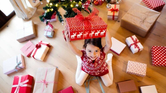 Ein Mädchen freut sich über ein Weihnachtsgeschenk