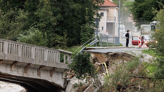 Zerstörte Brücke in Stranje in Slowenien.