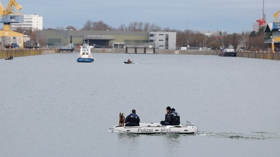 Taucher mit Sonar, Leichenspürhunde und Sonarboote suchen nach einer vermissten Schwangeren im Nürnberger Hafen. Die Polizei hat inzwischen zwei Verdächtige in dem mutmaÃlichen Mordfall festgenommen.