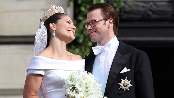 Kronprinzessin Victoria von Schweden und Prinz Daniel von Schweden begrüßen die Menschen im Königspalast nach ihrer Hochzeit in Stockholm. 2010